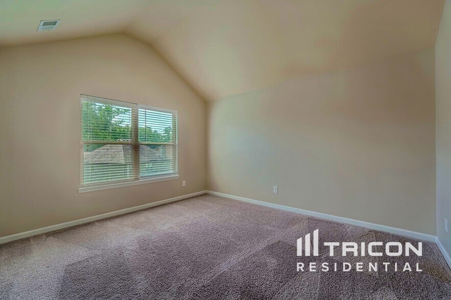 Building Photo - 744 Effendi Pl