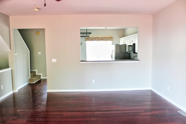Building Photo - Great 2 Bedroom, 3 Floor Town Home with 1st Floor Bonus Room- Morrisville - Available July 15th!