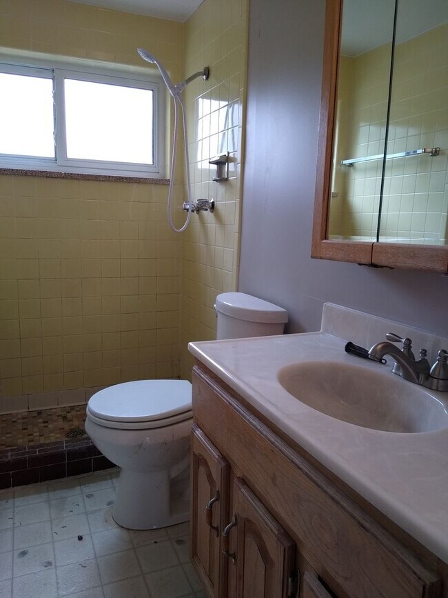 Building Photo - Stunning 4 bedroom 2 bath Virginia Village...