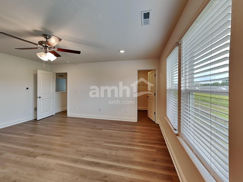 Building Photo - 9202 Henley Ave