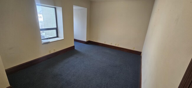 Building Photo - 502 Oak St