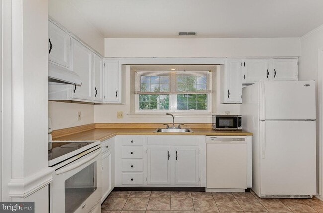 Building Photo - 1140 Hedgerow Ln