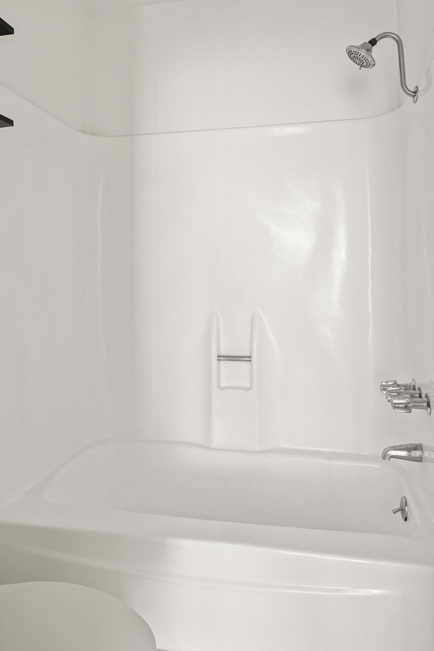 Primary Suite #1- tub/shower combo - 8740 Tuscany Ave