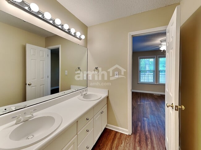 Building Photo - 1004 Moat Ct