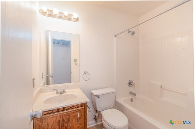 Building Photo - 2907 Lantana Dr