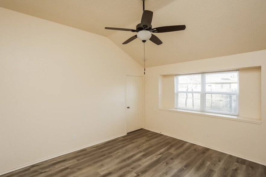 Building Photo - 916 Richards Dr