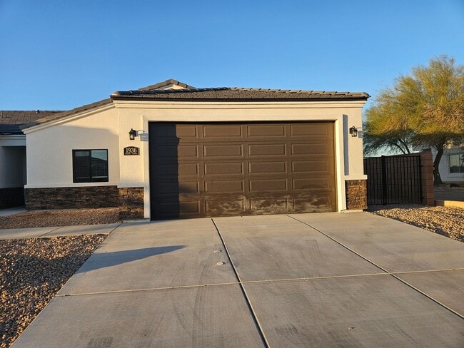 Building Photo - 3 Bedroom Home in Desert Lakes on the Golf Course