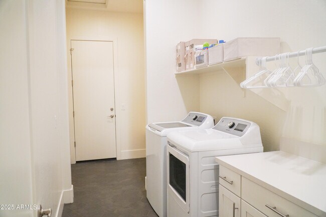 Building Photo - 38500 N School House Rd