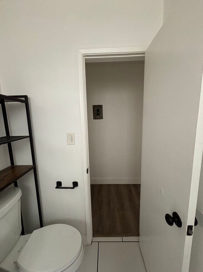 Building Photo - One-Bedroom Torrance Apartment with Stainl...