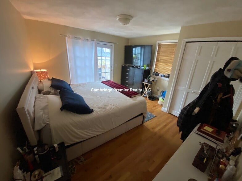 Building Photo - 221 Salem St