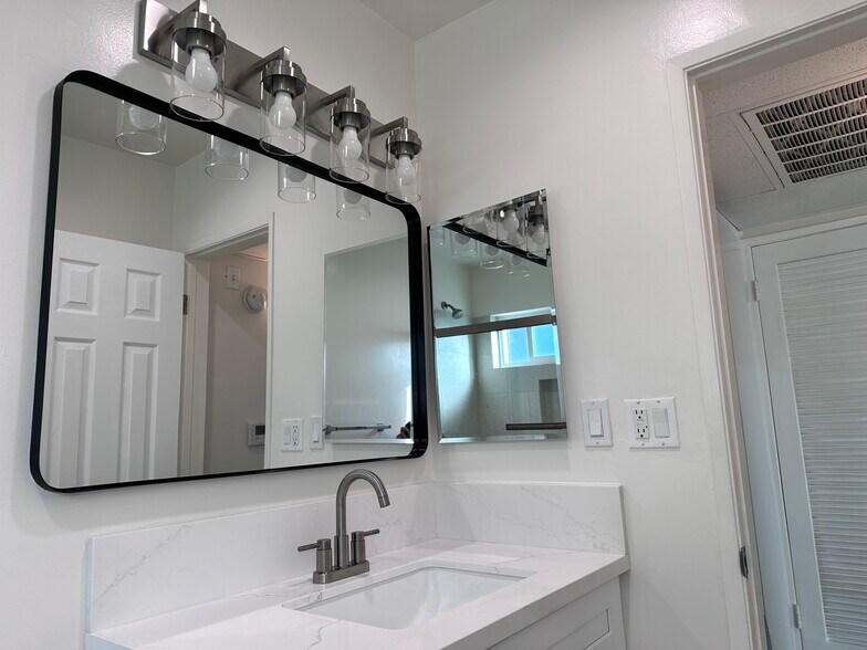 Building Photo - 5328 Newcastle Ave