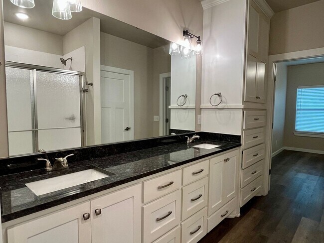 Building Photo - Beautiful 2 Bed 2 Bath!
