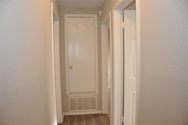 Building Photo - 800 Daffodil Dr