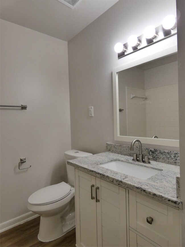 Building Photo - 610 Golfview Dr