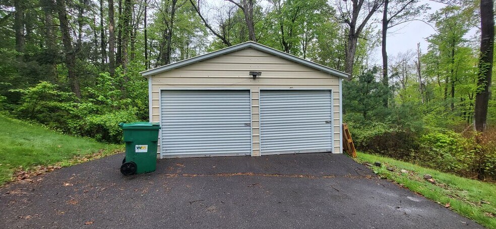 Building Photo - 45 Laurel Hollow Rd