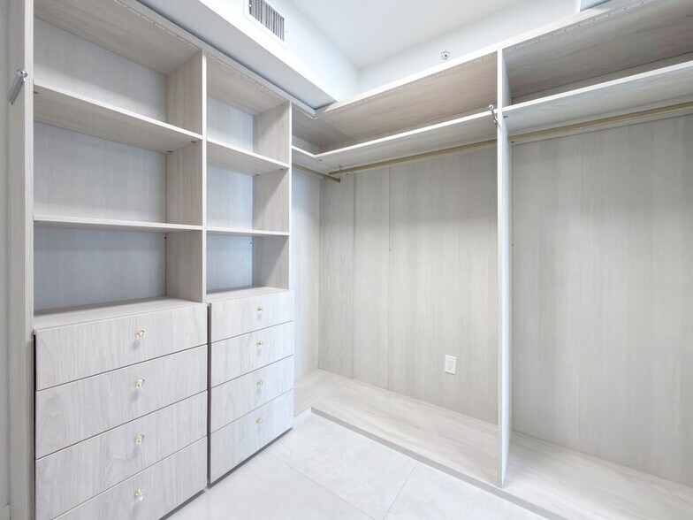 Building Photo - 1300 Brickell Bay Dr