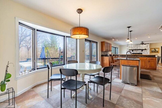 Building Photo - 9885 Belmont Ct
