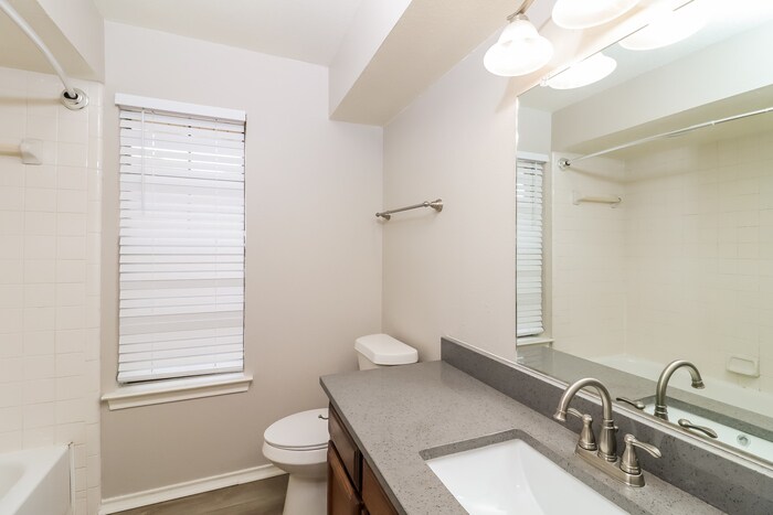 Building Photo - 1207 Belclaire Ln