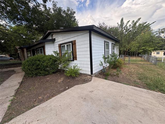 Building Photo - 204 Live Oak Ln