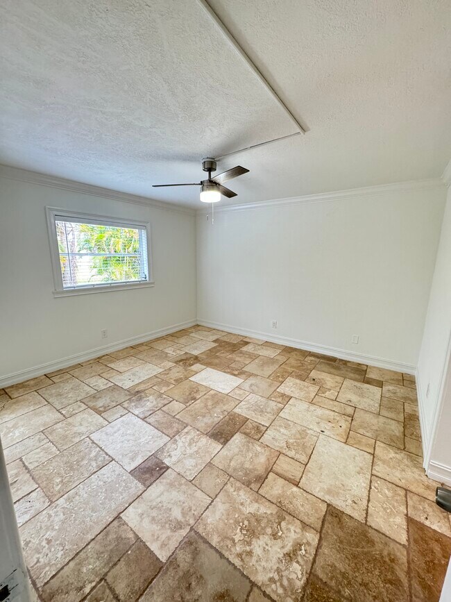 Building Photo - 905 SW 48th Ter