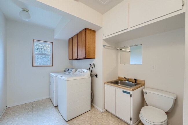 Building Photo - Amazing 4Bed/2.5Bath Home with Fully Fenced Backyard in Bellevue!