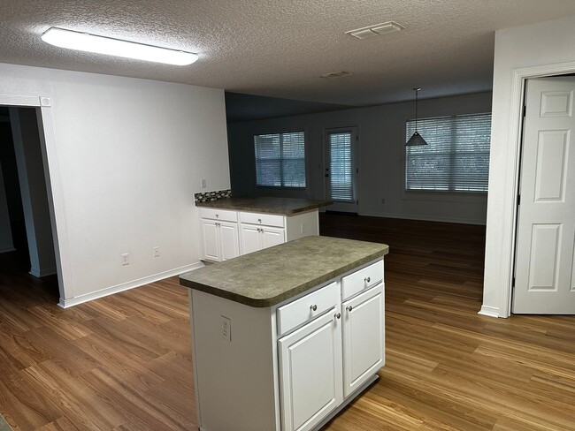 Building Photo - Spacious All Brick 4/3 in Whisper Creek