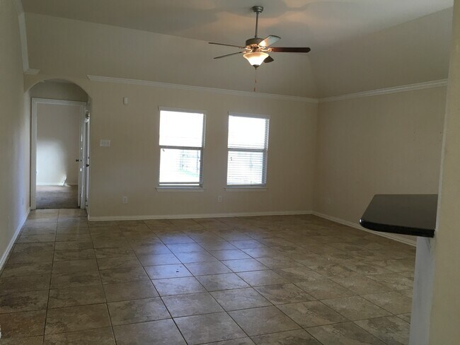 Building Photo - Great Open Floor Plan in Buda