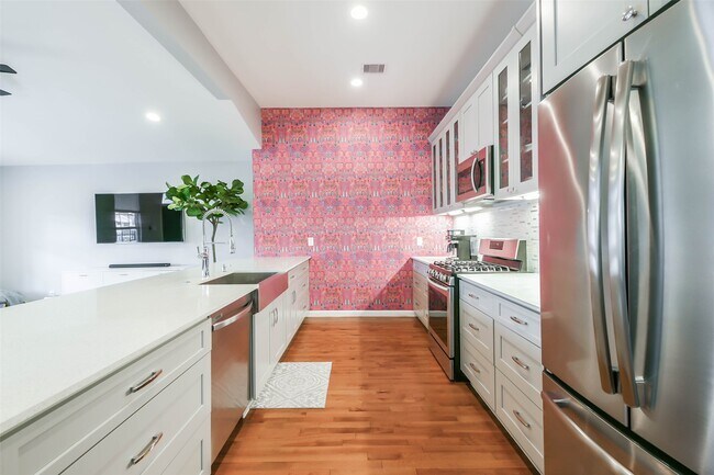 Building Photo - 213 N Hutcheson St