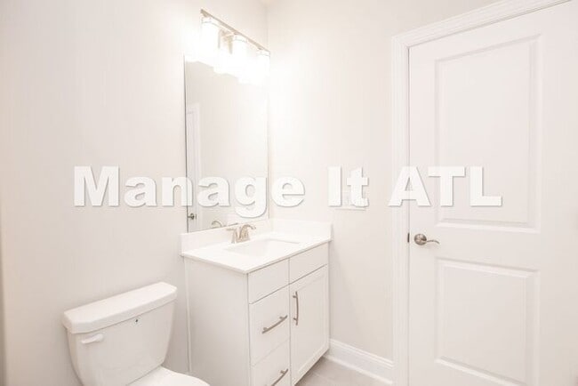 Building Photo - 4 Bedroom Townhome in Chamblee