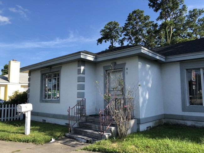 Primary Photo - 7 W Derenne Ave