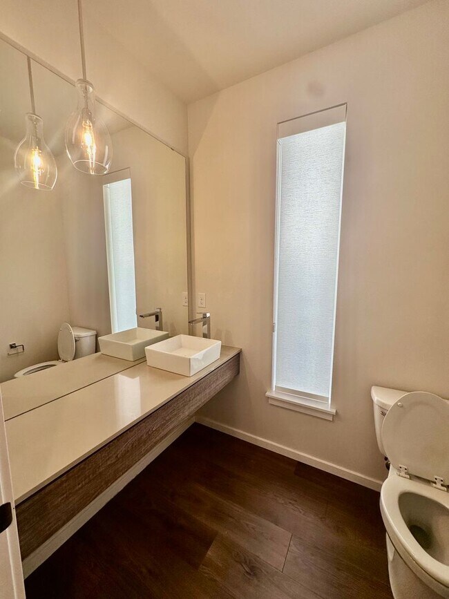 Building Photo - Luxury 4bed/2.5 bath home on Cul-de-sac! E...