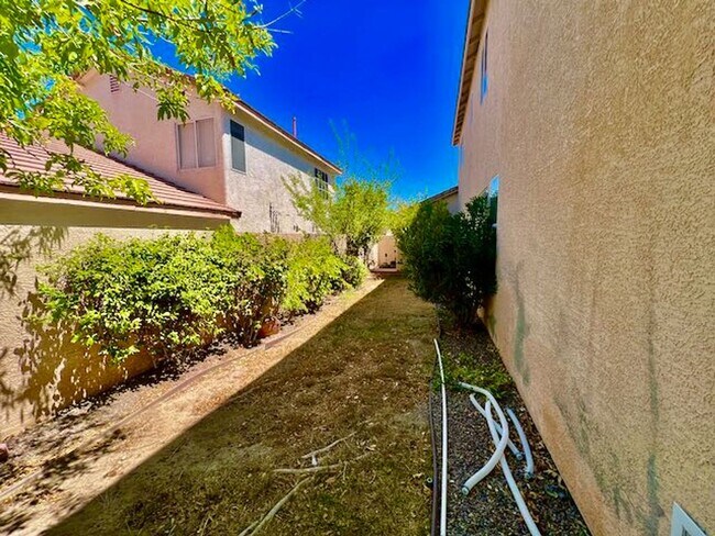 Building Photo - Sunridge Stunner! 4 Bedrooms!