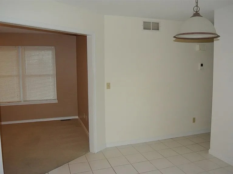 Building Photo - 905 Crestview Ln