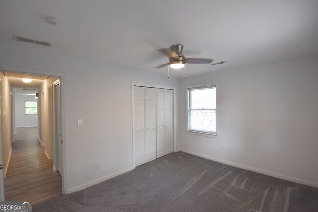 Building Photo - 98 Woodvalley Dr