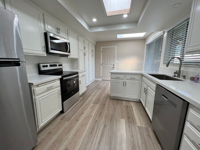 Building Photo - Updated 2 bed / 2 bath Capri in Leisure Village