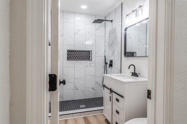 Building Photo - 1421 NE 8th St