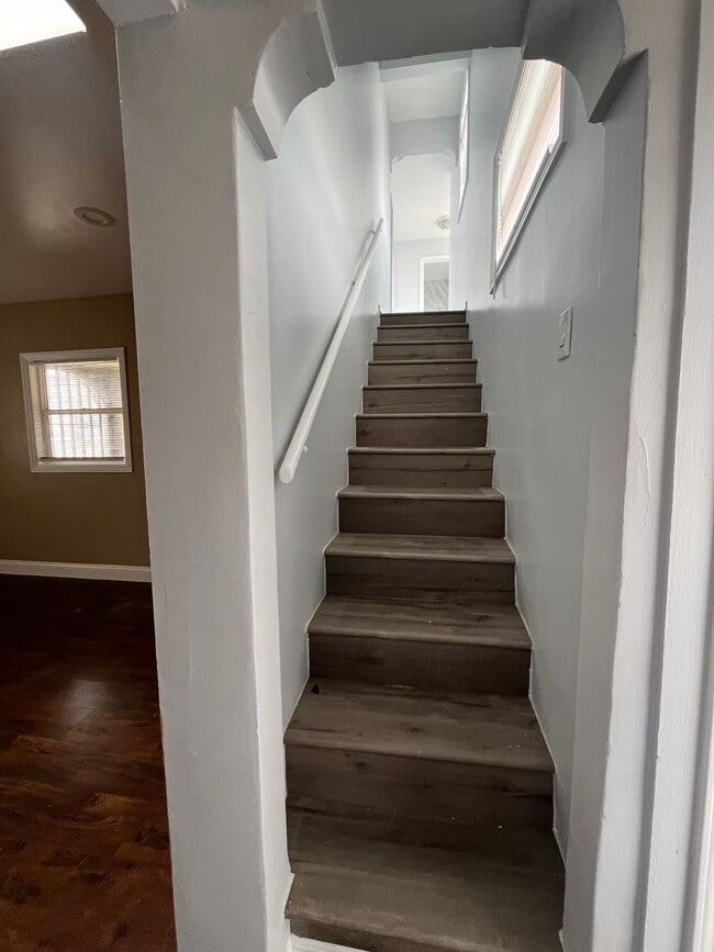 Building Photo - 3 Bedroom 1.5 Bath Back house