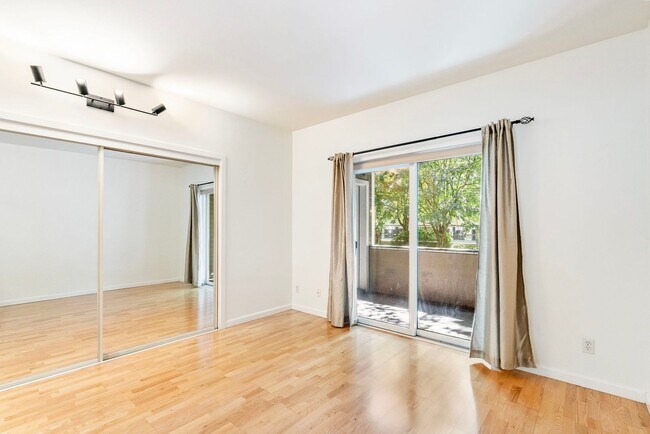 Building Photo - Riverplace Condominiums - 1 bed/1 bath corner unit w/parking/storage/balcony/fireplace