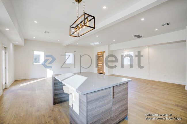 Building Photo - Unit