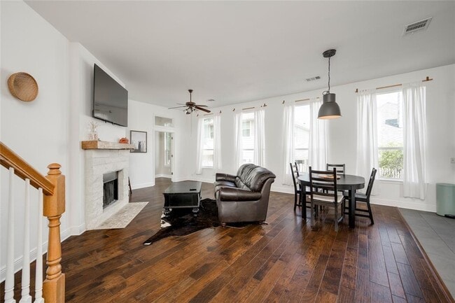 Building Photo - 1802 Village Oak Ct