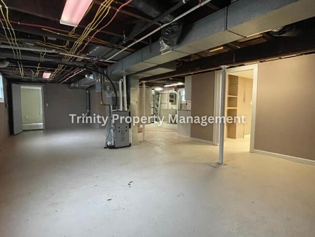 Building Photo - 627 Stealey Ave