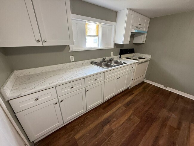 Building Photo - 2BR with Character