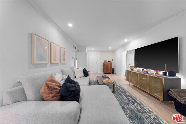 Building Photo - 927 Kings Rd