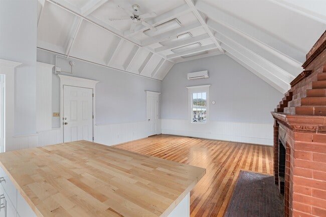 Building Photo - 109 Pleasant St