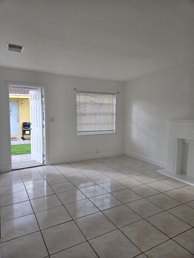 Building Photo - 2325 Madison St