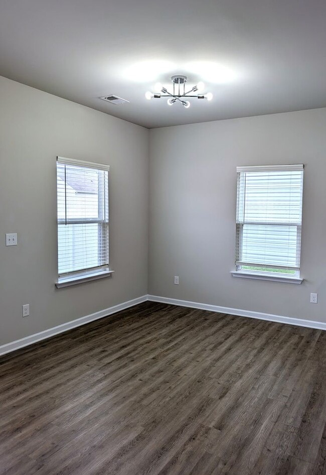 Building Photo - 4 Bedroom!  Easy Access, I-485, I-85, Airp...