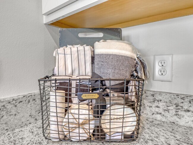 Building Photo - 7508 Tourmaline Dr