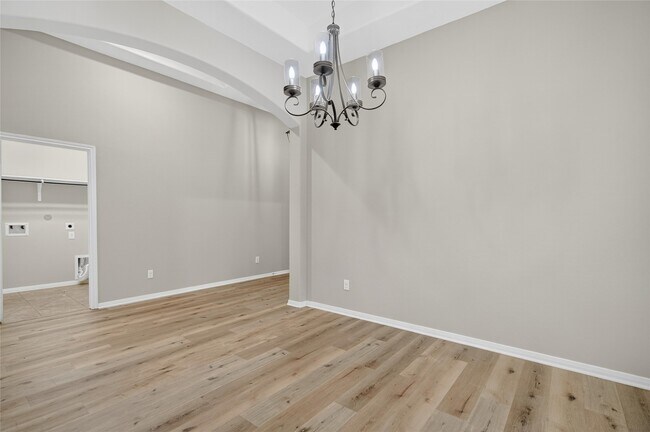 Building Photo - 2450 Garden Shadow Dr