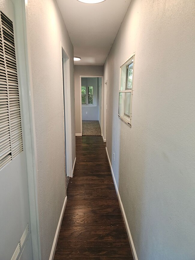 Building Photo - 2 bed 1.5 Bath Mobile Home in Quiet Commun...