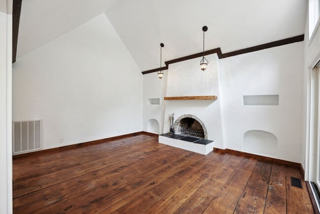 Building Photo - Available 6/15. Stunning, Fully-Rennovated...